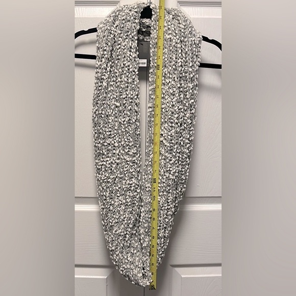 🤍 NWT Forever 21 Circle Scarf Chunky Knit Capsule Neutral Gray Cream 🤍 - Picture 5 of 6